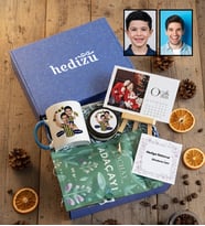 Kişiye Özel Karikatürlü Sarı Lacivert Taraftar Baba Oğul Hediye Kutusu - Kişiye Özel Kupa Standart, Çay, Takvim, Mum Babalar Günü Hediyesi