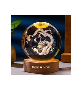 Kişiye Özel Işıklı Ahşap Kaideli Ejderha Temalı Cam Küre 8cm*6cm