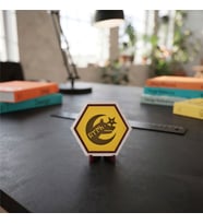 Modern Çizgilerle Hazırlanmış Göktürkçe Türk Yazısı Kurt ve Ay Yıldız Masaüstü Dekoratif Obje Anlamlı Hediye 10x10 cm, Sarı