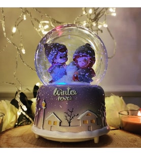 Winter Love Büyük Boy Otomatik Işıklı Müzikli Püskürtmeli Kar Küresi