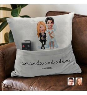 BK Gift Kişiye Özel Sevgililer Karikatür Tasarımlı Organizer Kumanda ve Atıştırmalık Cepli Gri Kırlent Yastık-16 Arkadaşa Hediye, Cepli Yastık