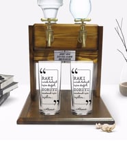 BK Gift Kişiye Özel Renkli Baskılı Rakı Cevabı Bulmak İçin Değil Tasarımlı İkili Rakı Bardağı ve Çift Musluklu Doğal Ahşap Rakı Standı-1 (Model 1)