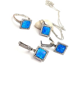 Zirkon taş detaylı opal taşlı italyan 925 ayar gümüş kare set takım