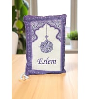 Nakış İşlemeli İsimli Kadife İpek Dokulu Mihrap Desenli Keseli İnci Tesbihli Seccade Mor