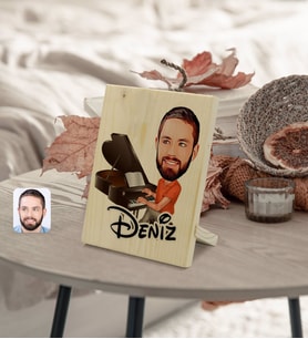 BK Gift Kişiye Özel İsimli Erkek Piyanist Karikatürlü Dekoratif Ahşap Çerçeve Model 1