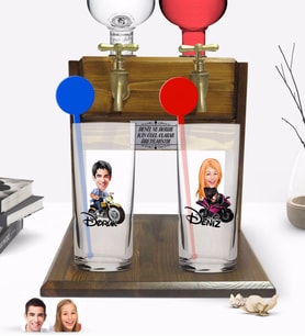 BK Gift Kişiye Özel Renkli Baskılı Erkek ve Kadın Karikatürlü İkili Vodka Bardağı ve Çift Musluklu Doğal Ahşap Vodka Standı-1 (Model 1)