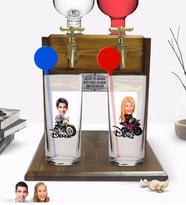 BK Gift Kişiye Özel Renkli Baskılı Erkek ve Kadın Karikatürlü İkili Vodka Bardağı ve Çift Musluklu Doğal Ahşap Vodka Standı-1 (Model 1)