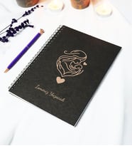 Kişiye Özel Anne Bebek Temalı Siyah Kraft Kapaklı Defter - 45 Yaprak A5 (90 SAYFA) 15x21 Cm