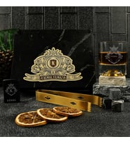 Ahşap Kutulu Kraliyet Armalı Kişiye Özel Gold Maşalı, Çakmaklı ve Taşlı Viski Kadehi Seti