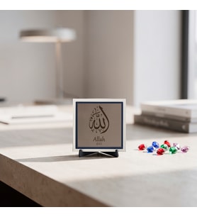 Dua ve Bereket Vurgulu Sade ve Zarif Allah (C.C.) Lafzı Özel Tasarım Obje - Modern Yaşam Alanları İçin Estetik Bir Seçim, Hayırlı Olsun Hediyesi Olarak (Kompakt Boyutlu) 10x10 cm