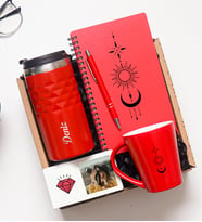 Kişiye Özel Hediye Seti – Kırmızı Çelik Kupa 300 ml, Latte Bardak, Defter, Kalem ve Panoramik Fotoğraf Çerçevesi