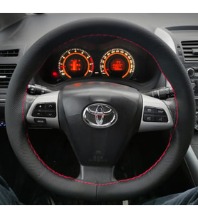 DİKİŞLİ DİREKSİYON KILIFI NOKTALI DERİ KIRMIZI DİKİŞLİ TOYOTA COROLLA İÇİN