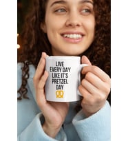 Live Every Day Like It's Pretzel Day The Office Baskılı Kupa Bardak