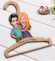 BK Gift Kişiye Özel Sevgililer Karikatürlü Standart Boy Ahşap Elbise Askısı-80