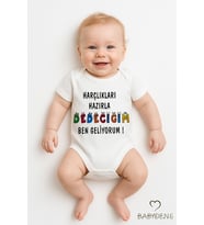 Harçlıkları Hazırla Dedeciğim Ben Geliyorum Yazılı Çıtçıtlı Bebek Body Tulum Zıbın  %100 Pamuk (Beyaz)