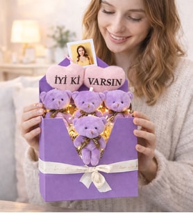 Kadınlar Gününe Özel İyi ki Varsın Tasarımlı,Fotoğraflı Peluş Mor Ayıcık Buketi Mektup Kutu Seti