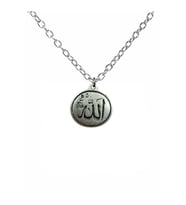Allah Yazılı Madalyon Kolye – 60 cm Zincirli, Zamak Kaplama Unisex Tasarım