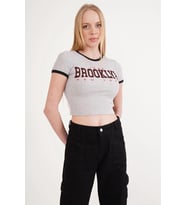 23254270 Kaşkorse Brooklyn Baskı Garnili Kısa Kol Crop Bluz GRI (Gri)