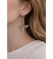 Kanatlı Uzun Metal Figür Küpe – Sallantılı Tasarım Küpe