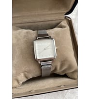 Zarafetin Tesmilcisi Minimalist Şıklık! Gümüş Renk Retro Kadın Kol Saati Özel Kutusunda Gönderilecektir Sınırlı Sayıda Şık Hediyelik Ürün Resmi Garantili İndirimli Kampanyalı Avantajlı Kuponlu ve Ucuz
