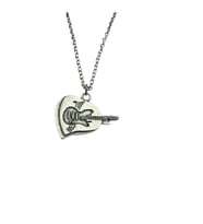 Gitar Nota Kalp Metal Kolye – 60 cm Zincir – Unisex Müzik Temalı Takı (Gümüş)