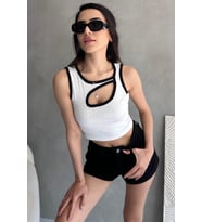 Nare Pencere Detaylı Beyaz Siyah Crop Body (Beyaz-Siyah)