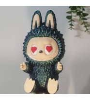 Oturan Labubu Hareketli Gözler  Büyük Boy (13,7 cm)  3 Renk Aynı Anda (Yeşil-Mor-Bakır)  3D Baskı  PLA Hammadde