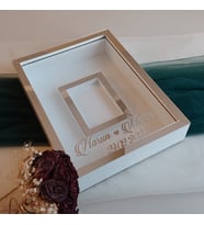 Beyaz 30x40 cm Fotoğraf Bölümlü Yarı Gümüş Kaplamalı Ledsiz İsimli Gül Kutusu! Anı Çerçevesi