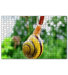 Cakapuzzle Ağaç Dalı Üzerindeki Salyangoz Yakın Plan Puzzle Yapboz MDF (Ahşap) (120 Parça)