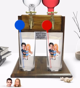 BK Gift Kişiye Özel Renkli Baskılı Sevgililer Karikatürlü İkili Vodka Bardağı ve Çift Musluklu Doğal Ahşap Vodka Standı-14 (Model 1)