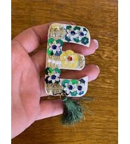 7X4 CM PAYETLİ ÇİÇEKLİ PÜSKÜLLÜ E HARFİ APLİKE ARMA YAMA