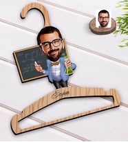 BK Gift Kişiye Özel Erkek Kimya Öğretmeni Karikatürlü Standart Boy Ahşap Elbise Askısı-1