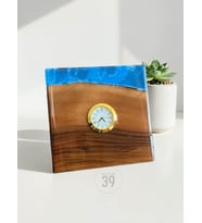 Classic Ceviz & Epoksi Masa Saati – 3,5 cm Altın Kaplama Quartz Mekanizma – Tasarım Masaüstü Saat (15x15 cm) (Okyanus Mavi)