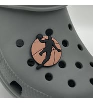 Terlik Süsü ve Aksesuarı , Çanta Süsü – Renkli Jibbitz Jordn Basket Görselli Figür Aksesuarı (Turuncu-Sıyah)