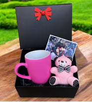 Kişiye Özel Fotoğraflı Siyah Hediye Kutusu, Renkli Kupa Bardak ve Pembe Peluş Anahtarlık (Pembe)