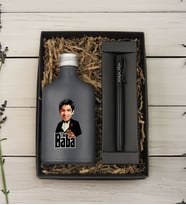 BK Gift Kişiye Özel The Baba Karikatürlü Antrasit Tasarım Cam Şişede Kolonya 200 ml & Siyah Metal Roller Kalem ve Hediye Kutusu-1, Babaya Hediye, Babalar Günü Hediyeleri, Hediyelik Baskılı Kolonya