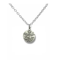 Had Safha Kam – Şaman Davulu Figürlü Kolye – Spiritüel Gümüş Renk Zamak Metal Unisex Takı