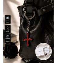 Kırmızı Siyah Gotik Haç Anahtarlık – Alternatif Stil Unisex Aksesuar
