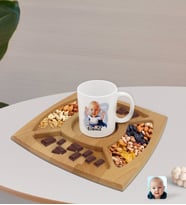 BK Gift Kişiye Özel Bebek Karikatürlü Beyaz Kupa ve Doğal Masif Ahşap 4 Bölmeli Sunum Tabağı Çerezlik Hediye Seti-3