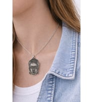 Frida Kahlo Figürlü Çiçek Detaylı Gümüş Renk Metal Tasarım Unisex Günlük Kolye