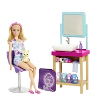 Barbie Wellness - Işıltı Dolu Spa Günü Oyun Seti, sarışın Barbie, 7 spa maskesi, lavabo, ayna, sandalyeyle birlikte 15'ten fazla aksesuar, 3-7 yaş arası çocuklar için HCM82