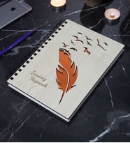 Kişiye Özel Kuş Tüy Desenli Ahşap Kapaklı Defter - Ajanda - İsme Özel - A5 60 Yaprak (120 SAYFA) Hediyelik (Turuncu)
