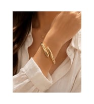 GOLD RENK ASİMETRİK DAMLA MODEL KELEPÇE ACR9796