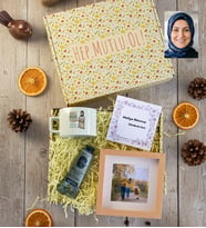 Kişiye Özel Karikatürlü Best Mom Ever Anneye Hediye Hediye Kutusu - Kişiye Özel Lüks Pastel Fincan, El Kremi, Ahşap Fotoğraf Çerçevesi Anneler Günü Hediyesi