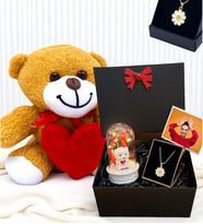 Kırmızı Kalpli Sevimli Peluş Ayıcık ve Tasarım Kolyeli Fotoğraflı Hediye Kutusu (Model 4)
