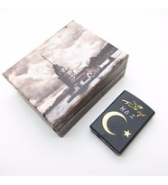 Wings İsme Özel Ay Yıldız Kabartmalı Siyah Gazlı Metal Çakmak  Hediyelik Kutusunda