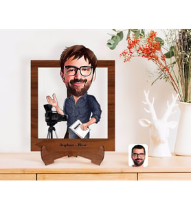 BK Gift Kişiye Özel Erkek Yönetmen Karikatürlü Ahşap Standlı 3D Biblo-1 (Beyaz)