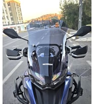 MOTOCAM Qj SRT 700 Ön Cam 2022-2026 Model 54cm Füme Renkli 4mm