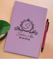 BK Gift Kişiye Özel İsimli Lila Sert Kapaklı Defter ve Tükenmez Kalem Seti, Arkadaşa Hediye, Yeni İş Hediyesi, Doğum Günü Hediyesi (Model 20)