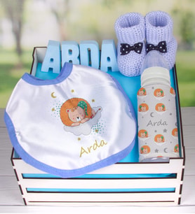 eJOYA Ahşap Sandıkta Kişiye Özel Önlük Biberon Taş İsimlik Ve Patik Bebek Hediye Seti 109539 (Mavi)